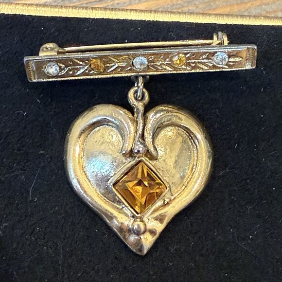 VTG Victorian Revival Bar Pin Brooch Dangle Sweetheart Heart Charm Gold Tone - Picture 9 of 9